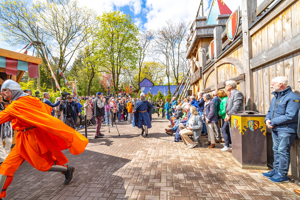 (c)Fotografie Mike Rikken_Bedrijfsfotograaf_Gemeente Hellendoorn_Lintjesregen 2024_Avonturenpark Hellendoorn_opening Ridderstrijd_HR-1541
